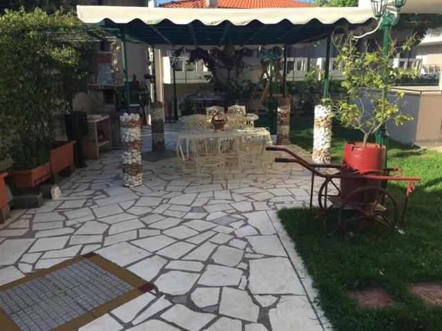 Apartmánový dom Vergina - záhrada - autobusový zájazd CK  -  Gr