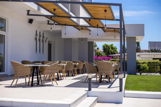 Hotel Tsampika - terasa- letecký zájazd CK  - Faliraki, Rodos