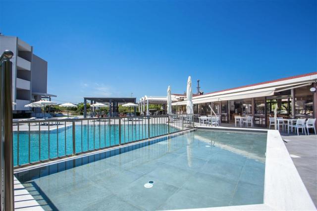 Hotel Tsampika - bazén - letecký zájazd CK  - Faliraki, Rodos