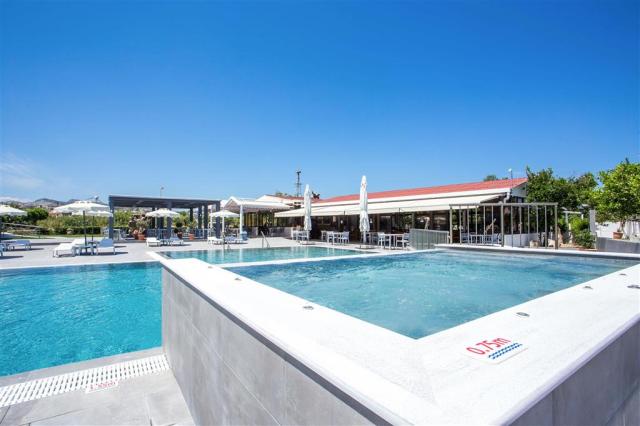 Hotel Tsampika - bazén - letecký zájazd CK  - Faliraki, Rodos