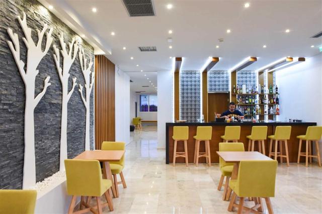 Hotel Tsampika - bar - letecký zájazd CK  - Faliraki, Rodos