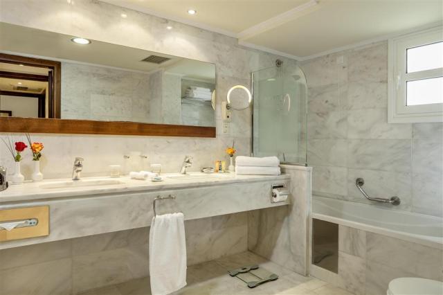 Neptune Luxury Resort - kúpelňa - letecky zájazd CK  - Masticha