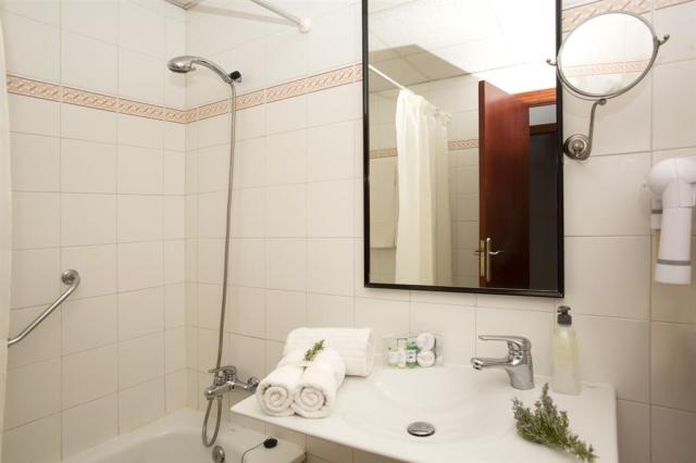 hotel BlueSea Piscis - kúpeľňa - letecký zájazd od CK  - Malork