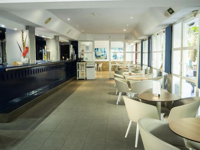 hotel BlueSea Piscis - bar - letecký zájazd od CK  - Malorka, A