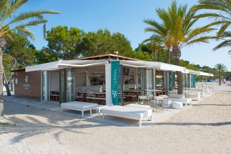 Iberostar Ciudad Blanca - bar na pláži - letecký zájazd CK - M