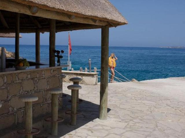 Cynthiana Beach Hotel - plážový bar - letecký zájazd CK  - Cypr
