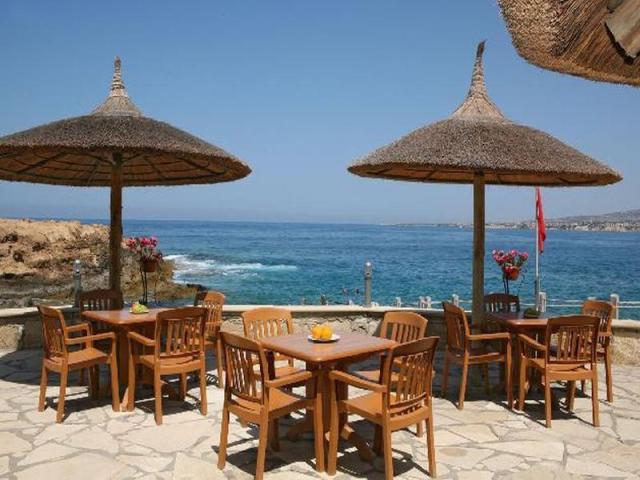 Cynthiana Beach Hotel - plážový bar - letecký zájazd CK  - Cypr