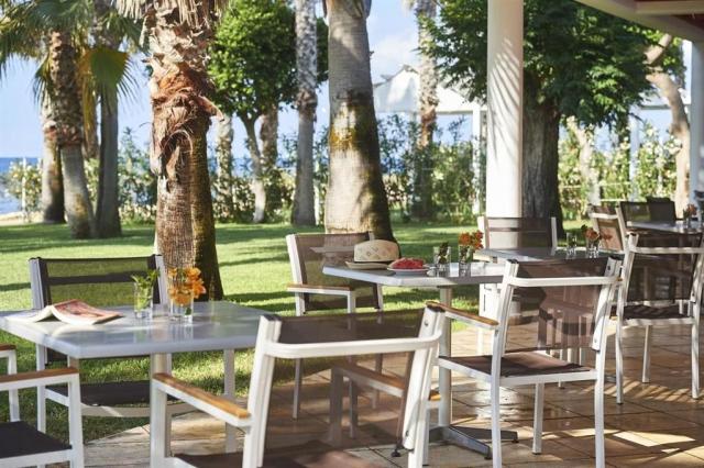 Louis Phaeton Beach - bar pri pláži - letecký zájazd CK  - Cypr