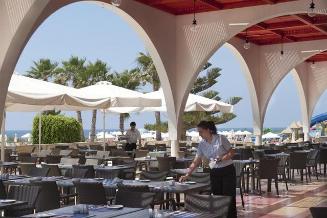 Louis Phaeton Beach - reštaurácia - letecký zájazd CK  - Cyprus