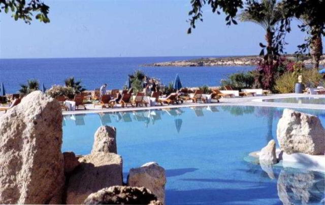 Coral Beach Hotel Resort - bazén - letecký zájazd CK  - Cyprus,