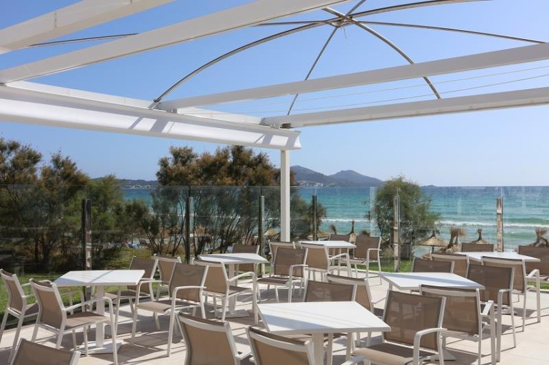 Iberostar Playa del Muro Village - bar pri bazéne - letecký záj