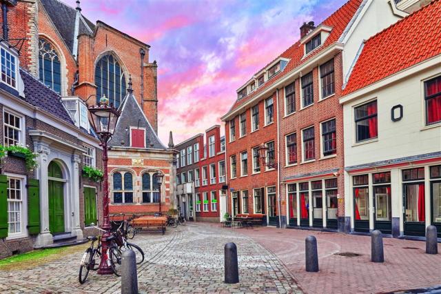 CK , Letecký poznávací zájazd, Amsterdam, budovy v meste