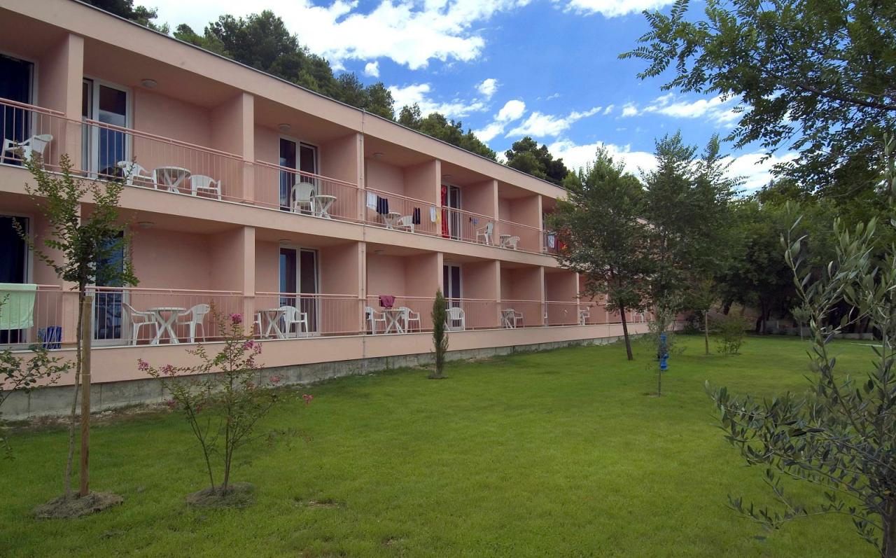 Chorvátsko, Omiš, Turistický rezort Brzet