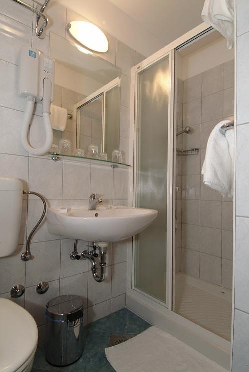 Chorvátsko, Omiš, Turistický rezort Brzet - izba - kúpeľňa