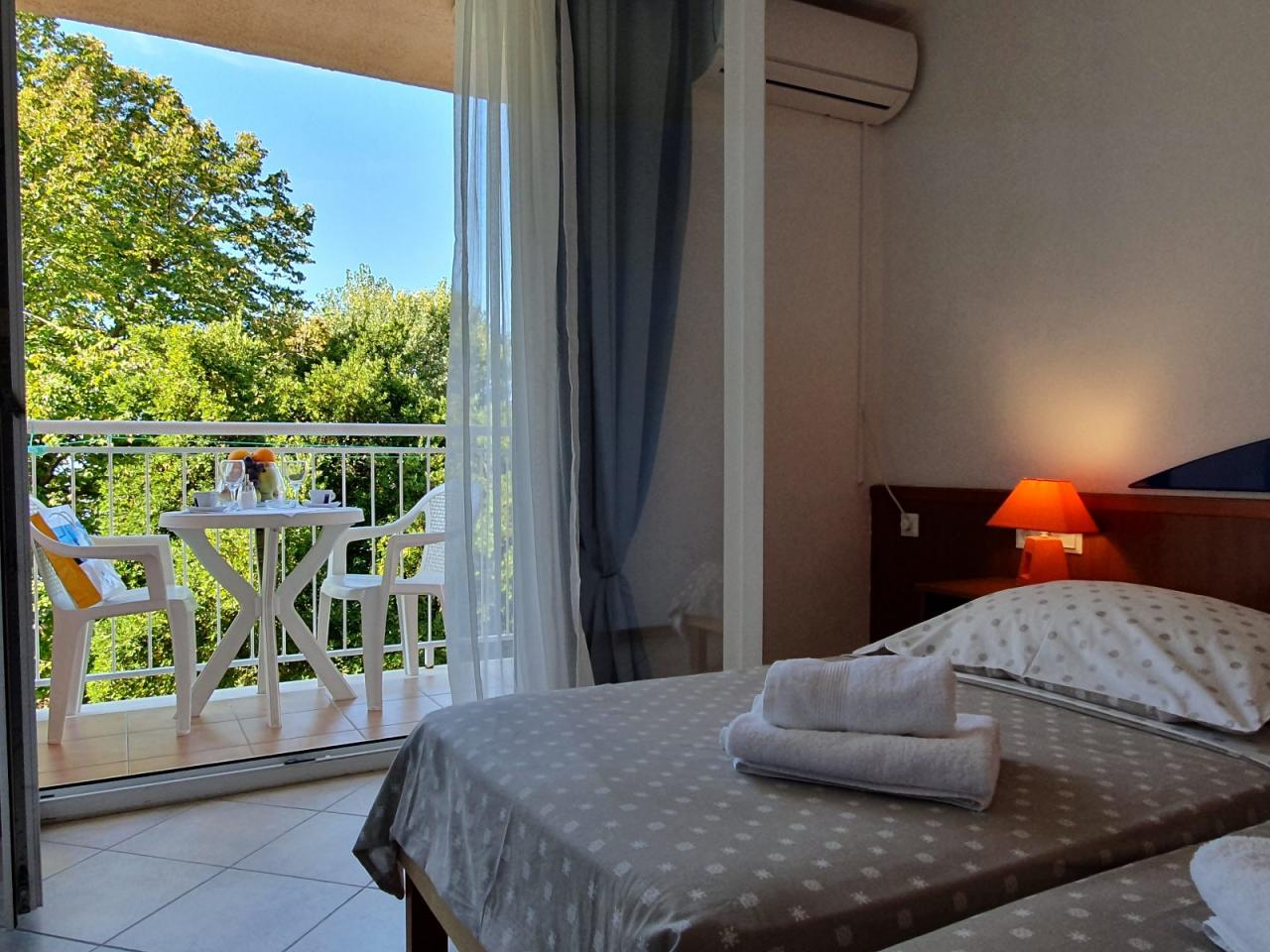 Chorvátsko, Omiš, Turistický rezort Brzet - izba