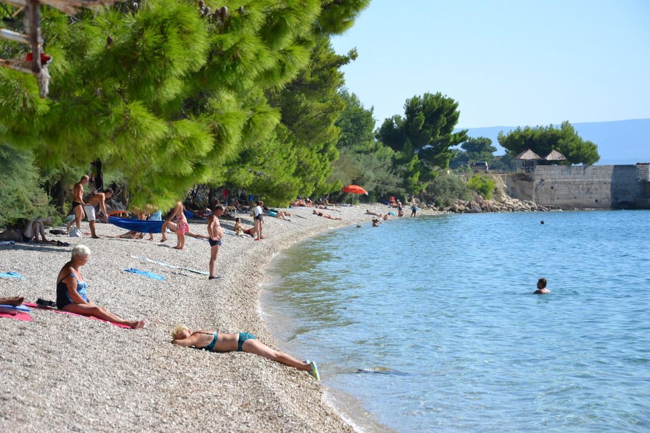 Chorvátsko, Omiš, Turistický rezort Brzet - pláž