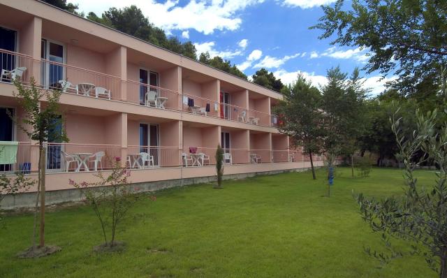 Chorvátsko, Omiš, Turistický rezort Brzet