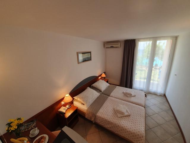 Chorvátsko, Omiš, Turistický rezort Brzet - izba