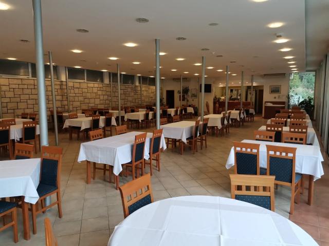 Chorvátsko, Omiš, Turistický rezort Brzet - reštaurácia