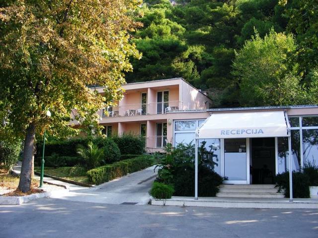Chorvátsko, Omiš, Turistický rezort Brzet - recepcia