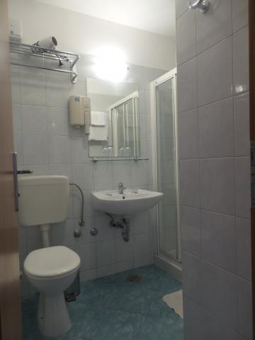 Chorvátsko, Omiš, Turistický rezort Brzet - izba - kúpeľňa