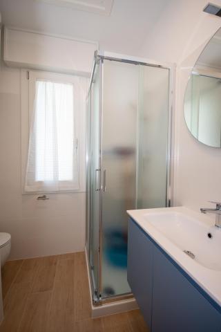 Taliansko-Bibione-Lido-del-Sole-Villa-Friuli-apt.B+ 2+2-kúpelňa