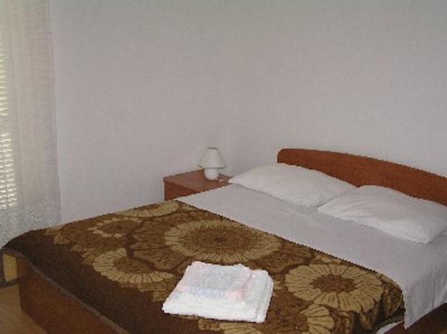 Chorvátsko - Biograd na Moru - apartmány Bobić - spálňa