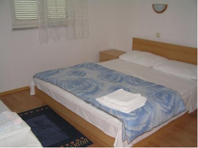 Chorvátsko - Biograd na Moru - apartmány Bobić - spálňa