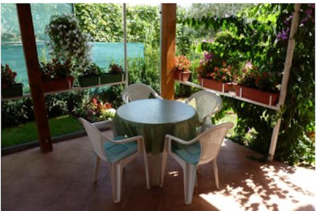 Chorvátsko - Biograd na Moru - apartmány Bobić - terasa s posed