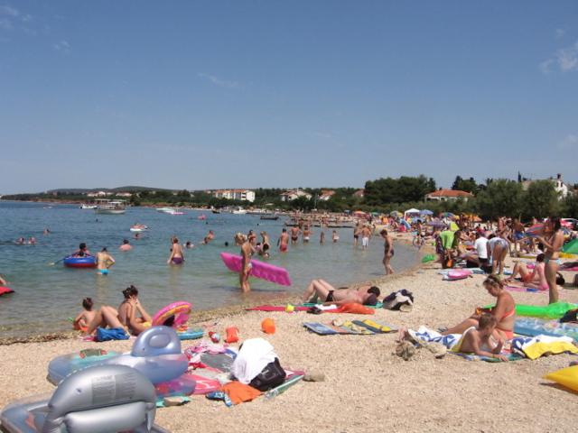 Chorvátsko - Biograd na Moru - apartmány Bobić - pláž Bošana