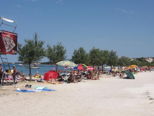 Chorvátsko - Biograd na Moru - apartmány Bobić - pláž Bošana