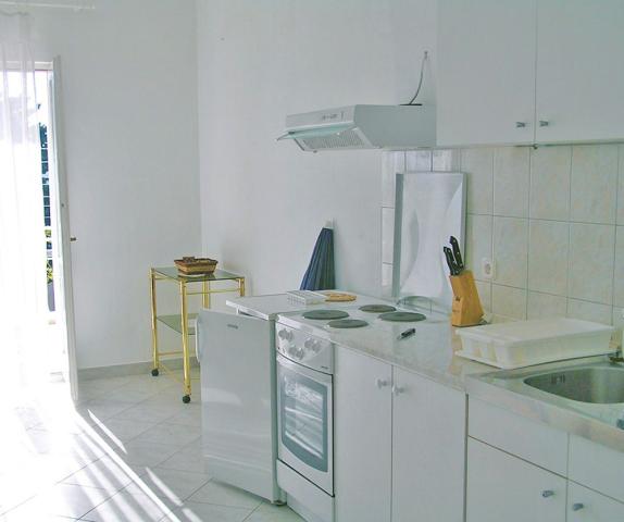 Chorvátsko - Biograd na Moru - apartmány Bobić - kuchynský kút