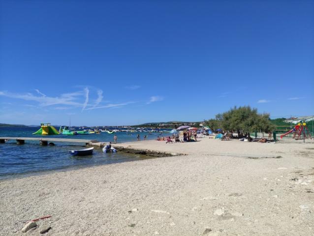 Chorvátsko - Biograd na Moru - apartmány Bobić - pláž