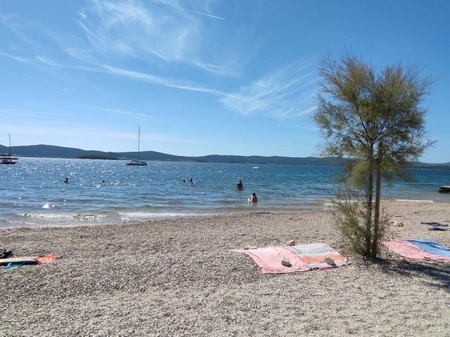 Chorvátsko - Biograd na Moru - apartmány Bobić - pláž