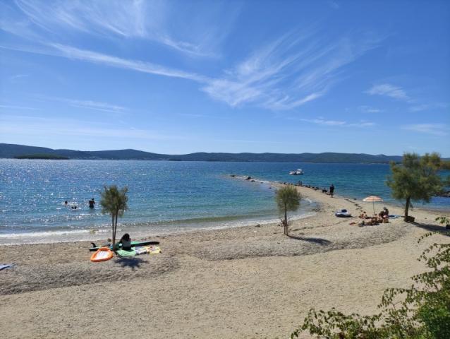 Chorvátsko - Biograd na Moru - apartmány Bobić - pláž