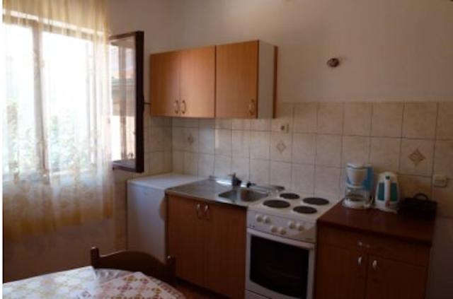 Chorvátsko - Biograd na Moru - apartmány Bobić - kuchynský kút