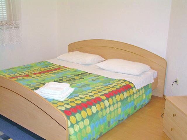 Chorvátsko - Biograd na Moru - apartmány Bobić - spálňa