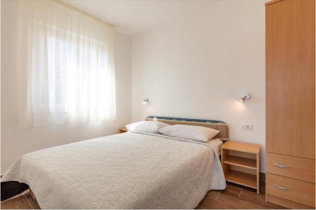 Chorvátsko - Omiš - Nemira - Apartmány Lana - spálňa