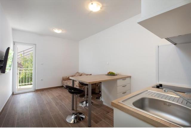 Chorvátsko - Omiš - Nemira - Apartmány Lana - denná miestnosťnn