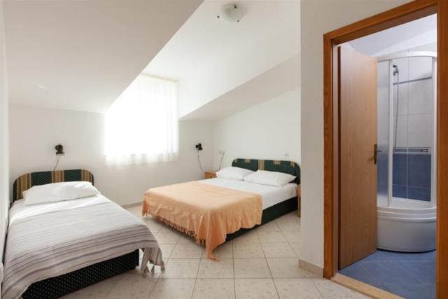 Chorvátsko - Omiš - Nemira - Apartmány Lana - spálňa