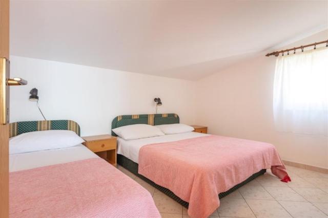 Chorvátsko - Omiš - Nemira - Apartmány Lana - spálňa