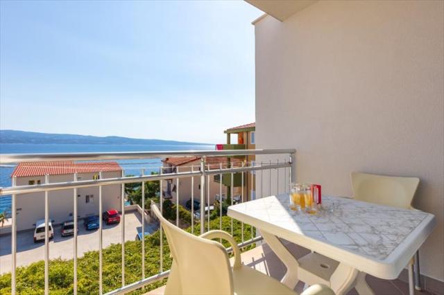 Chorvátsko - Omiš - Nemira - Apartmány Lana - balkón s posedení