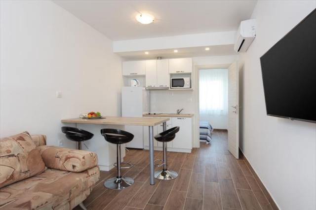 Chorvátsko - Omiš - Nemira - Apartmány Lana - denná miestnosť