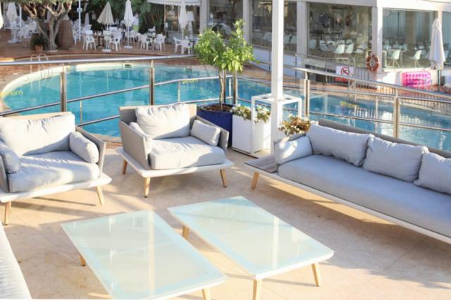 Mallorca - Cala Millor - Hotel Morito - sedenie pri bazéne