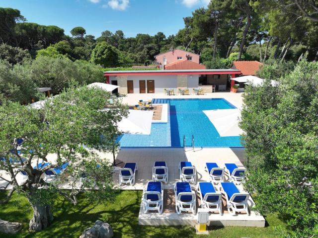 Chorvátsko - Biograd na Moru - San Antonio Resort - areál