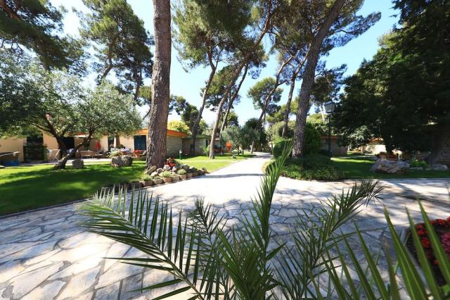 Chorvátsko - Biograd na Moru - San Antonio Resort - areál