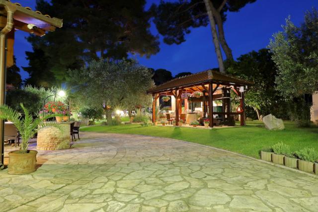 Chorvátsko - Biograd na Moru - San Antonio Resort - areál
