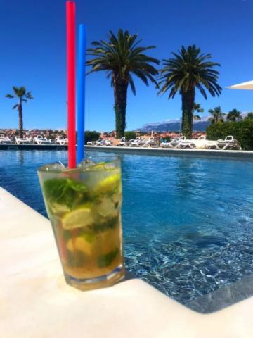 Chorvátsko - Pag - Novalja - Liberty Plaza - coctail bar