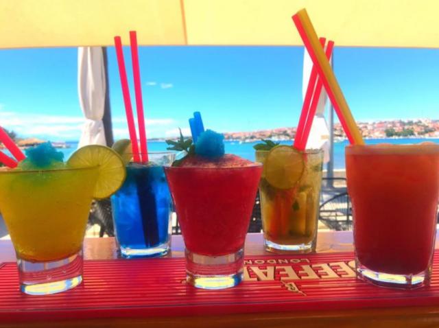 Chorvátsko - Pag - Novalja - Liberty Plaza - coctail bar