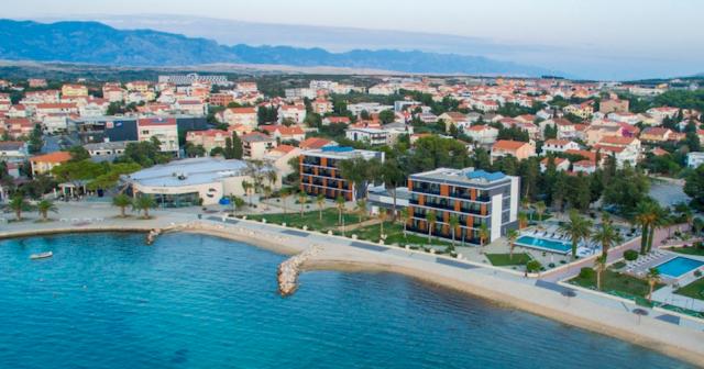 Chorvátsko - Pag - Novalja - Liberty Plaza - pohľad na komplex 